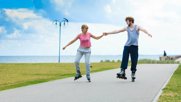 Rollschuhfahrer-Paar beim Skaten im Freien — Stockfoto