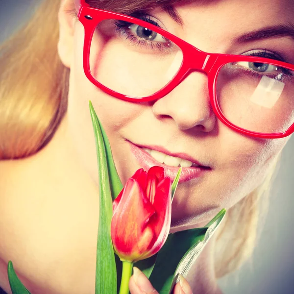 Skönhet kvinna med tulip flower. — Stockfoto