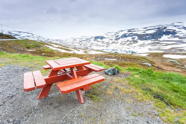 Norveç dağlarında piknik masa ile kamp yeri — Stok fotoğraf