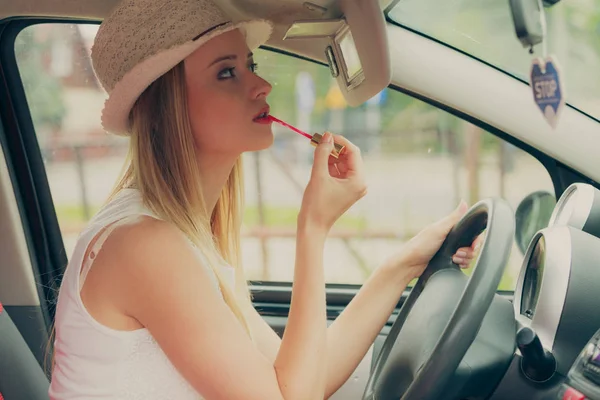 Kobieta stosująca makijaż podczas prowadzenia samochodu — Zdjęcie stockowe