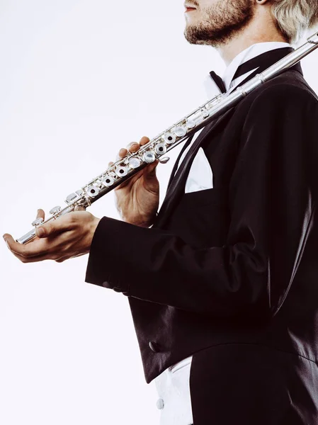 Flautista masculino con chaleco trasero sostiene flauta —  Fotos de Stock