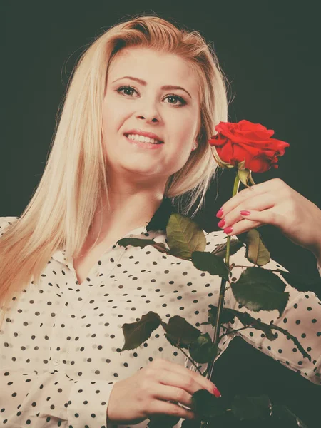 Mujer sosteniendo rosa flor en negro —  Fotos de Stock