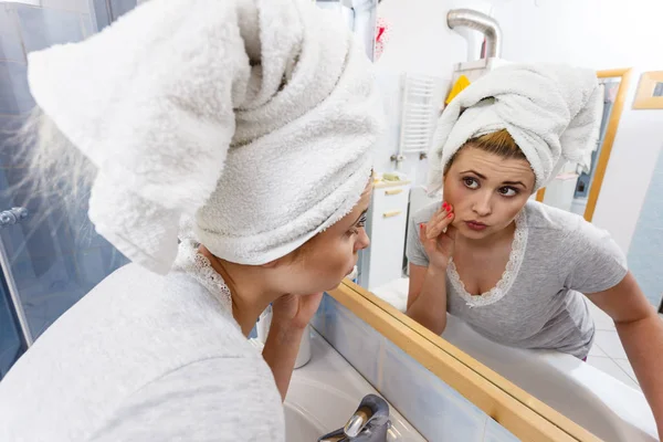 Donna che guarda il suo riflesso nello specchio — Foto Stock