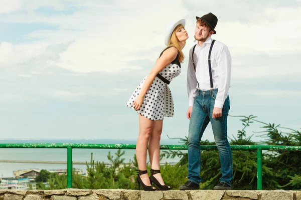 Liebendes Paar flirtet im Retro-Stil im Freien — Stockfoto
