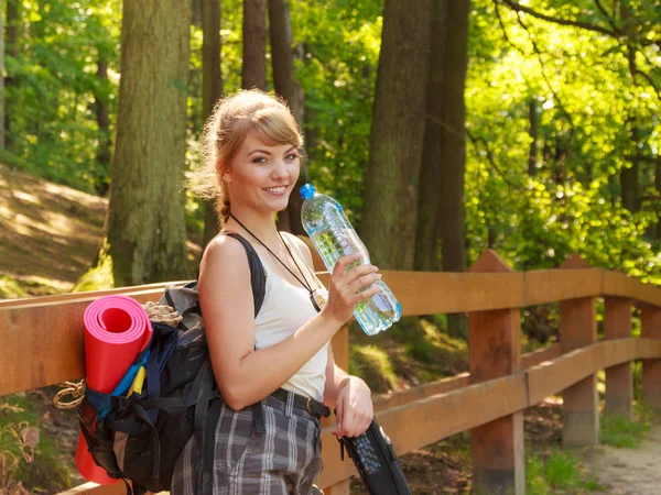 Mulher turística com mochila garrafa de água — Fotografia de Stock
