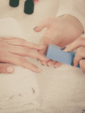 Manikür yaptıran kadın dosya çivileri.