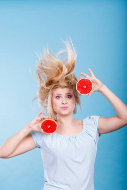 Kırmızı greyfurt deli karanlıkve saç olması tutan kadın