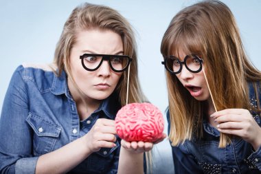 Düşünme iki çılgın kadın arkadaş