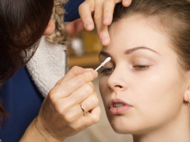 Kadın Başlarken gözleri sanatçı tarafından yapılan makyaj