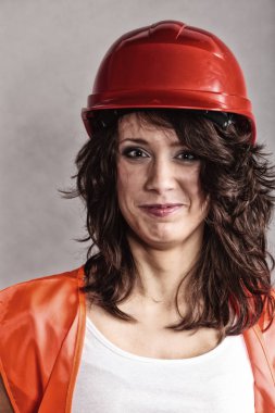 Seksi kız kask ve turuncu yelek