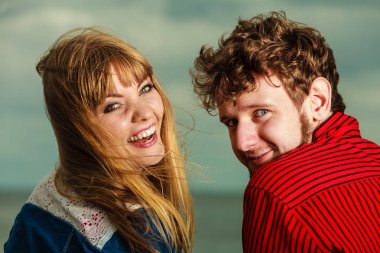 Closeop çift rahatlatıcı deniz kıyısında