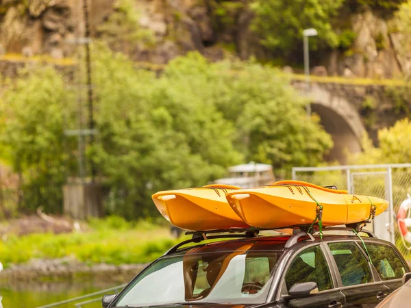 Car with canoes on top — Stock Photo, Image