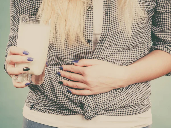 Vrouw met melkglas met buikpijn — Stockfoto