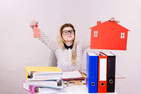Glad affärskvinna i office håller hus — Stockfoto