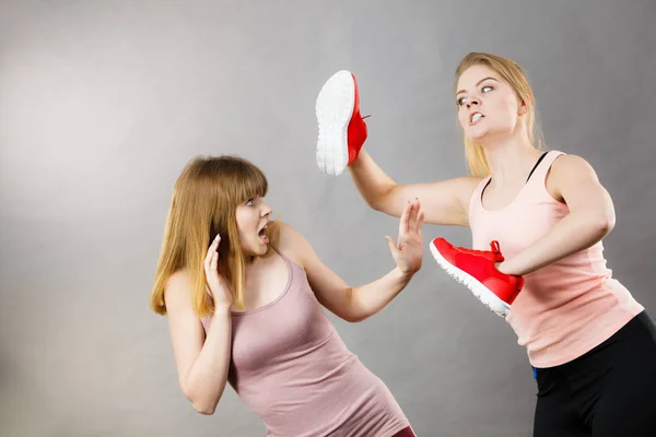 Agresszív nők elleni, női cipő használata — Stock Fotó