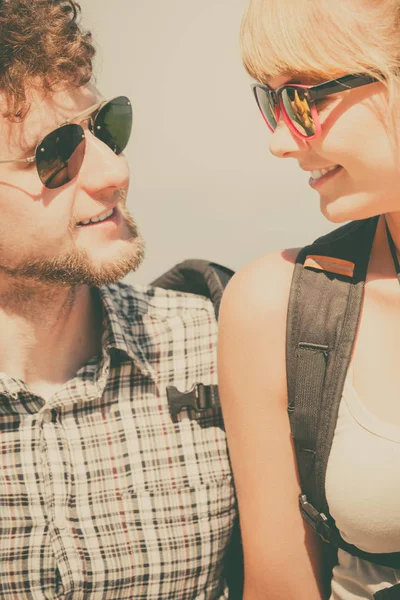 Two people tourists hiking by sea ocean. — Stock Photo, Image