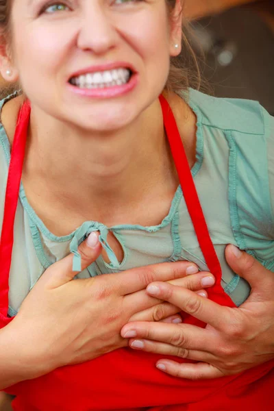 Frau erleidet Herzinfarkt. — Stockfoto