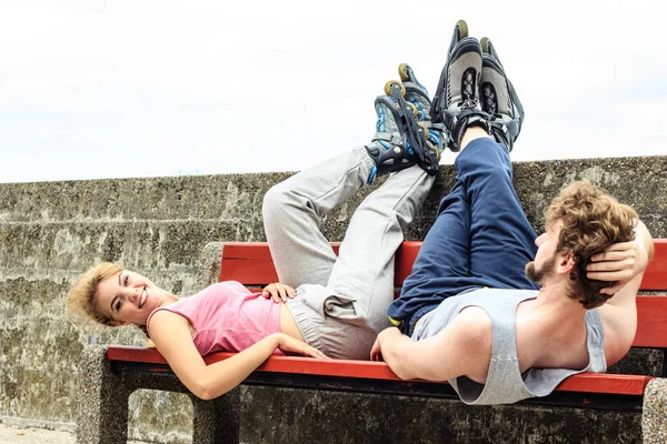 Jovens amigos relaxando no banco . — Fotografia de Stock