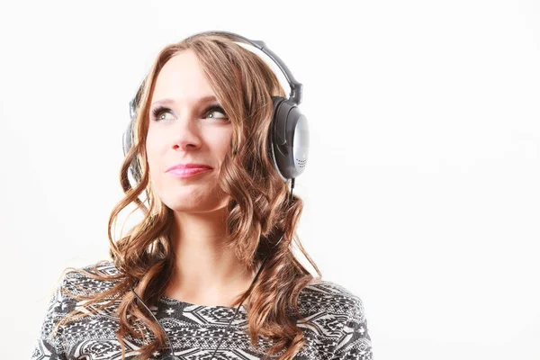 Mujer en auriculares escuchando música mp3 relajante — Foto de Stock