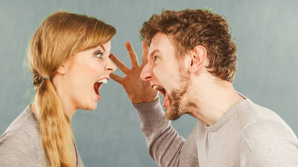 Marido y esposa gritando y discutiendo . — Foto de Stock