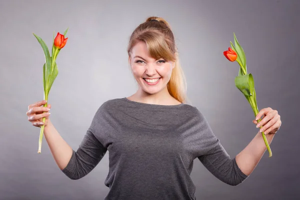 Attraktiv dam dansar med blommor. — Stockfoto