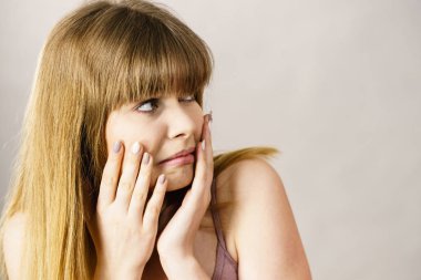 Genç kadın korkmak