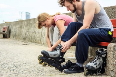 Tekerlekli paten üzerinde açık koyarak insanların arkadaş.