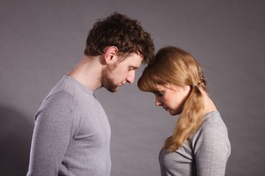 Üzgün depresif çift portre.