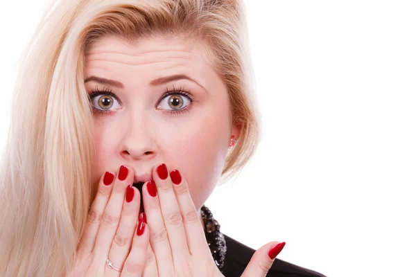 Geschockte Frau bedeckt Mund mit Händen — Stockfoto