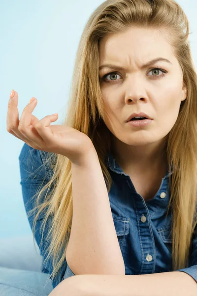 Mujer siendo escéptica cuestionando algo — Foto de Stock