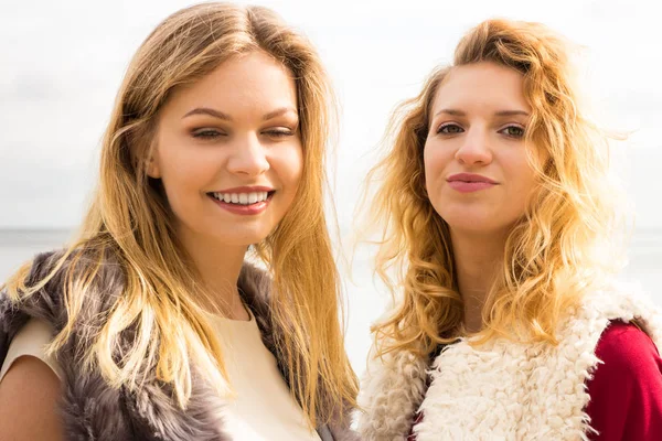 Dos mujeres de moda al aire libre —  Fotos de Stock