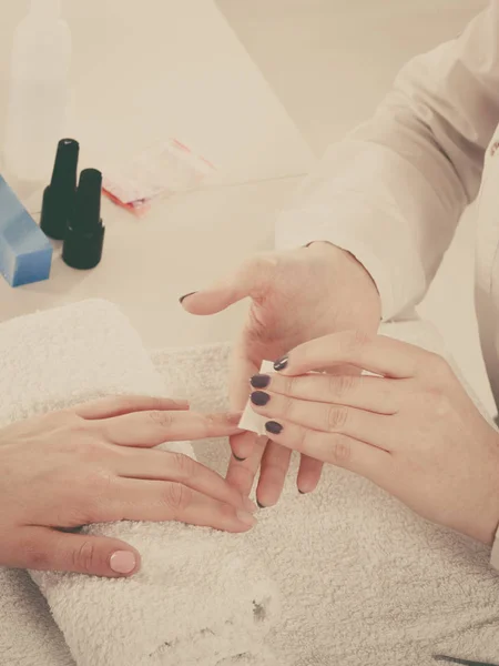 Woman making manicure using nail polish remover — Stock Photo, Image