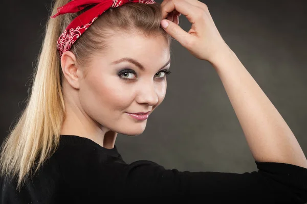 Retrato de chica retro pin up en pañuelo rojo . — Foto de Stock