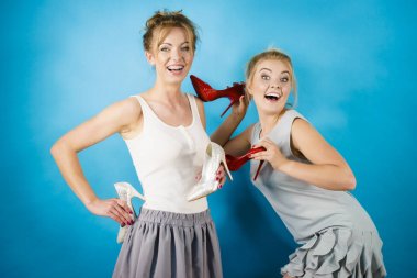 Kadınların yüksek topuklu ayakkabı sunulması