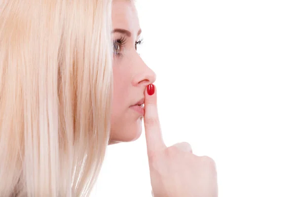 Mulher loira atraente fazendo gesto de silêncio — Fotografia de Stock