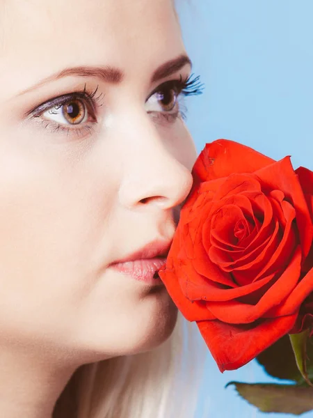 Schöne blonde Frau mit roter Rose — Stockfoto