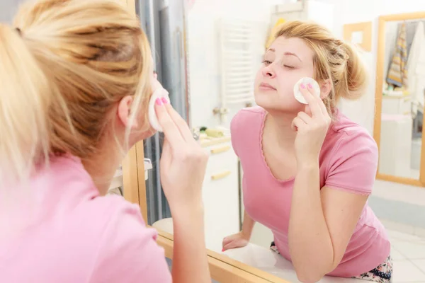 Mujer usando almohadilla de algodón para quitar el maquillaje — Foto de Stock