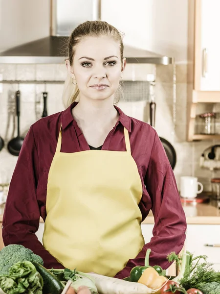 Женщина на кухне с большим количеством овощей — стоковое фото