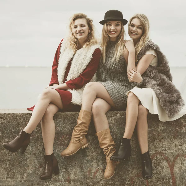 Três mulher na moda no cais — Fotografia de Stock