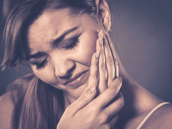 Mulher que sofre de dor de dente — Fotografia de Stock