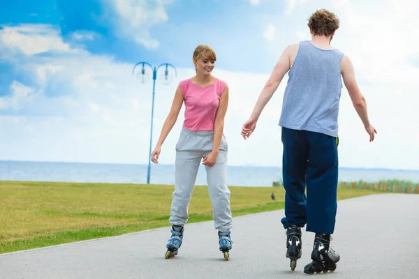 Patinador pareja patinaje al aire libre — Foto de Stock