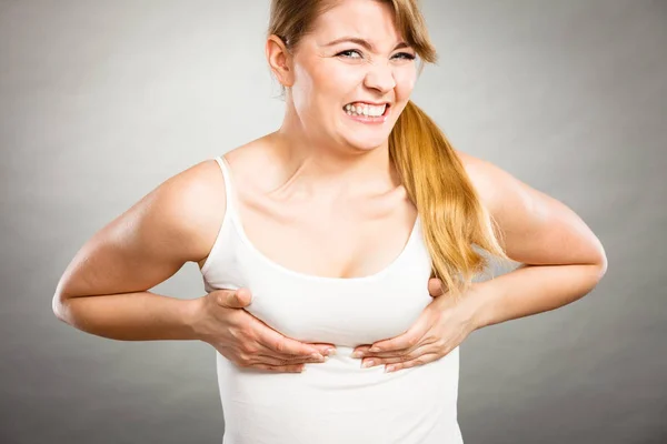 Frau leidet unter Brustschmerzen — Stockfoto