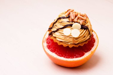 Greyfurt ve kek. Diyet kavramı.