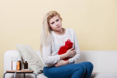 Cofa üzerinde oturan kadın duygu mide krampları