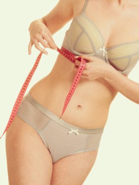 Kadın onu göğüsler altında ölçme.