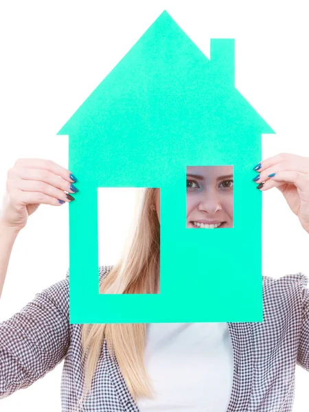 Lycklig kvinna håller blått papper hus — Stockfoto