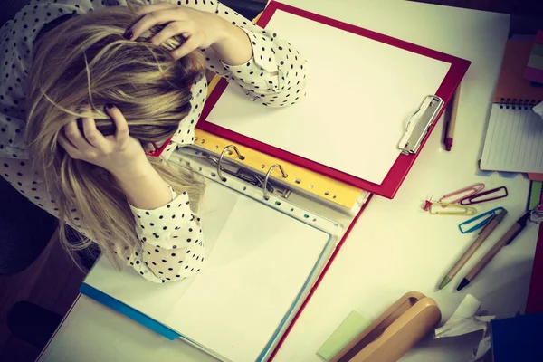 Depressive Geschäftsfrau sitzt am Schreibtisch — Stockfoto