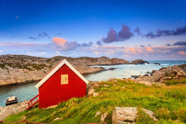 Casas en la costa cerca del faro de Lindesnes — Foto de Stock