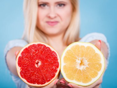 Kadın greyfurt narenciye meyve elinde tutan