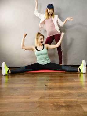 Eğitmen ile egzersiz yaparken spor giyim kadın